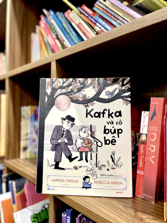 Tác phẩm "Kafka và cô búp bê" do Trần Quân, học sinh lớp 3A5, Trường Vinschool Metropolis, dịch