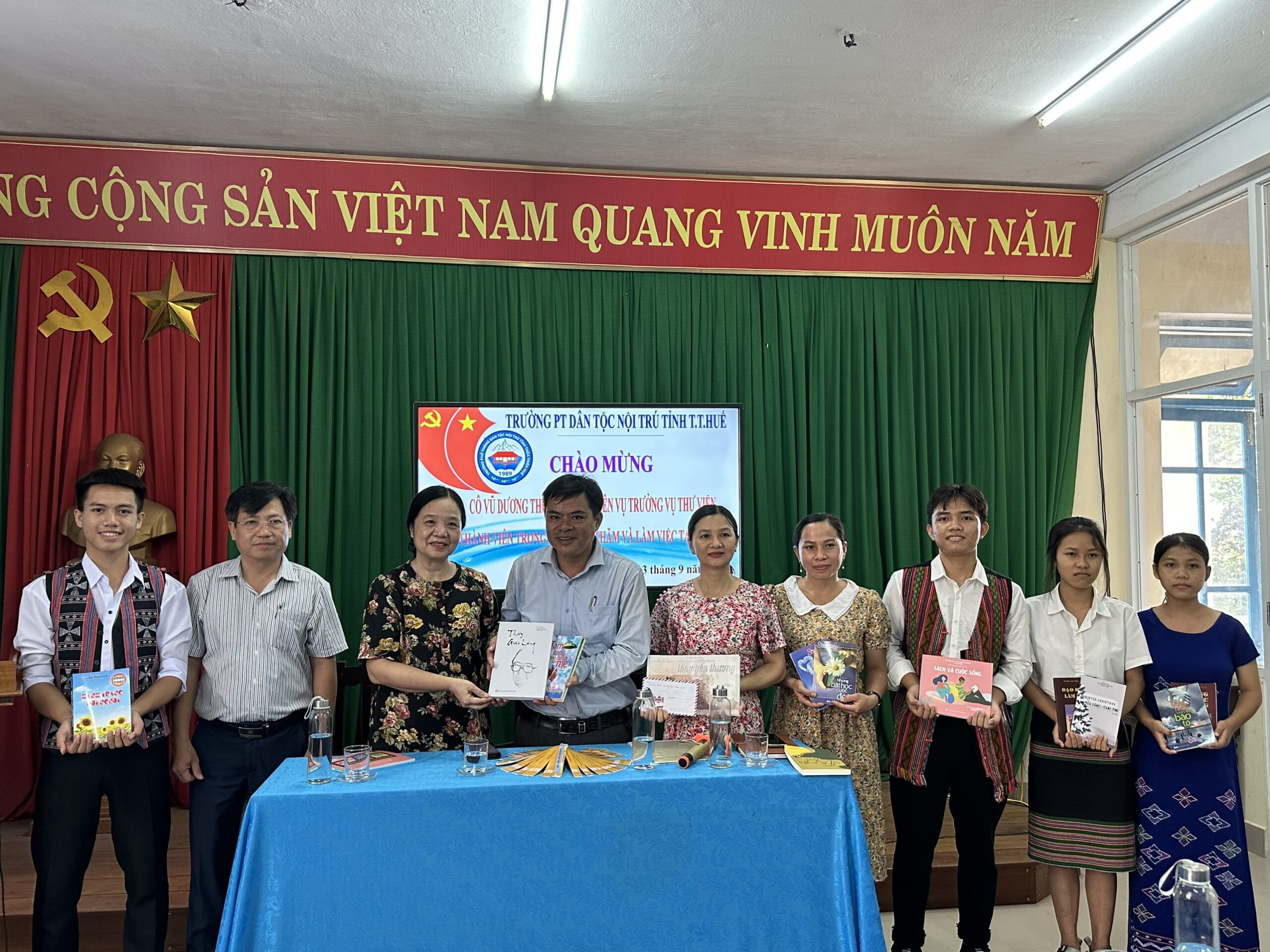 Tiến sĩ Vũ Dương Thúy tặng sách cho thầy, trò nhà trường.