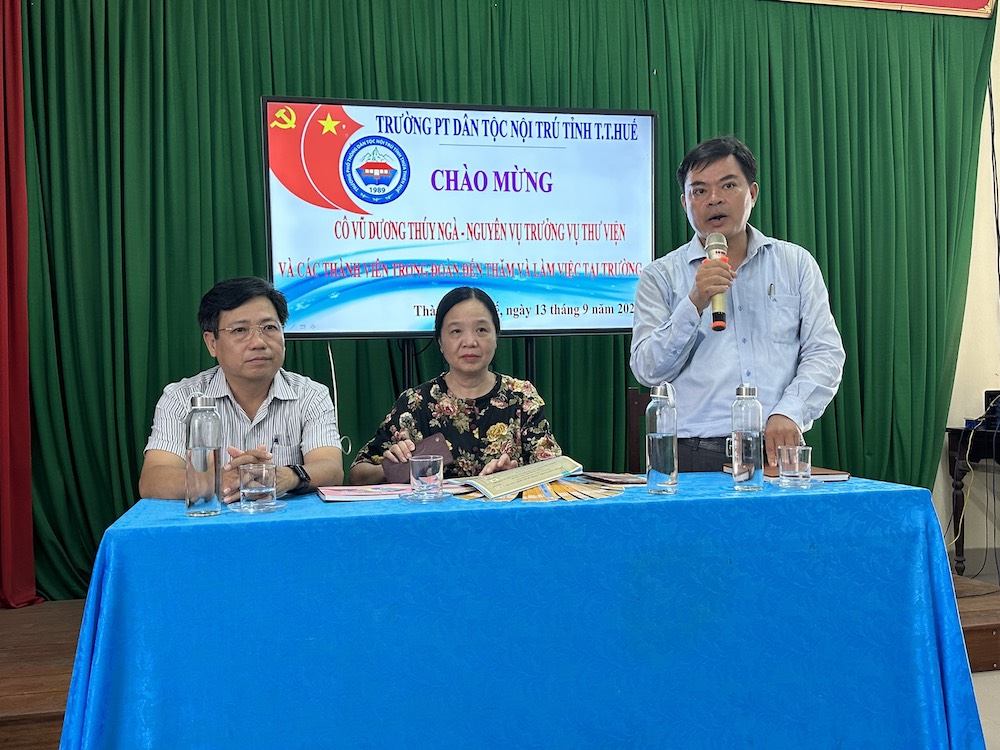Thầy Đỗ Thúc Công - Hiệu trưởng trường Phổ thông Dân tộc nội trú tỉnh Thừa Thiên Huế cho rằng, văn hóa đọc nói chung và đọc sách nói riêng hết sức cần thiết cho mọi người, nhất là học sinh.