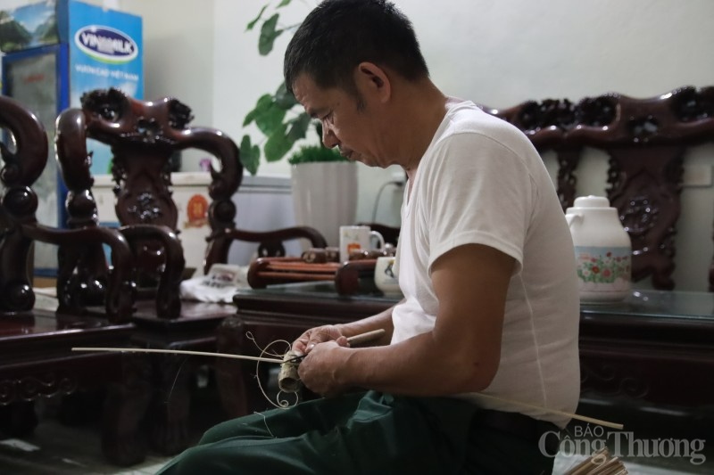 Cách đặt dao để vót nứa làm hương trám đen cũng phải thật cẩn thận để hương khi hoàn thành đúng kích cỡ, độ dài.