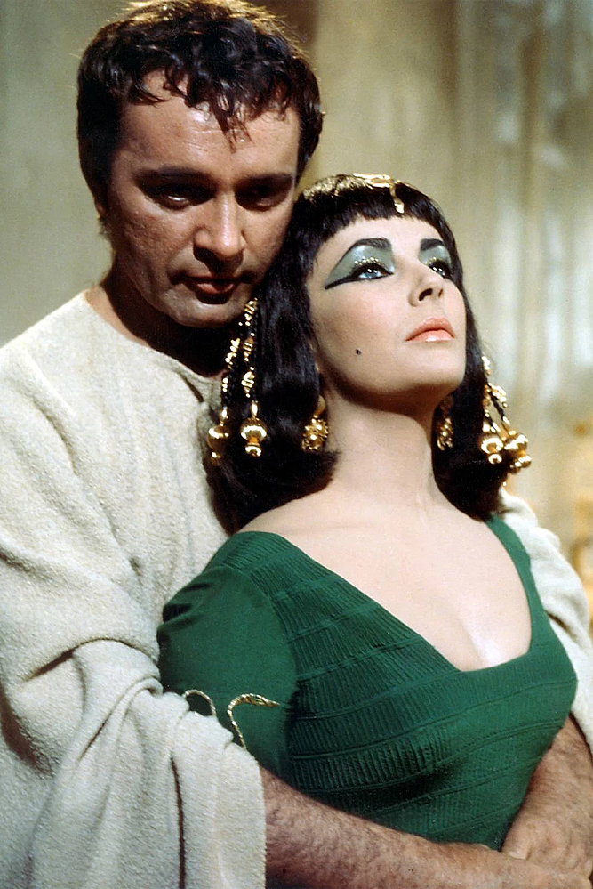 Elizabeth Taylor (phải) và Richard Burton trong phim "Cleopatra". Ảnh: 20th Century Fox