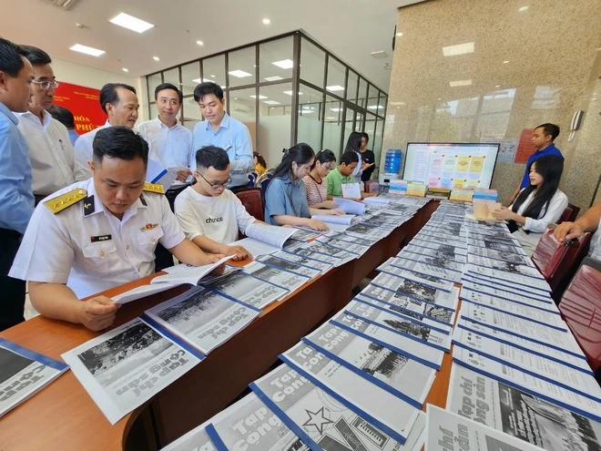 "Không gian văn hoá Tổng Bí thư Nguyễn Phú Trọng" thu hút các bạn trẻ tham quan, tìm hiểu. Ảnh: Long Anh