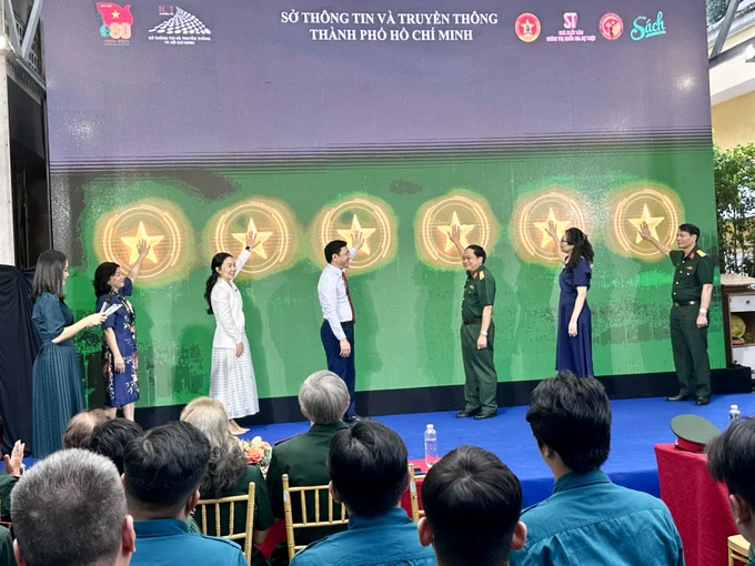 Các đại biểu cùng thực hiện nghi thức khai mạc Tuần lễ Sách và hoạt động kỷ niệm 80 năm Ngày thành lập Quân đội nhân dân Việt Nam