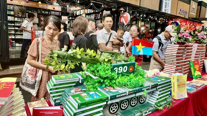 Nhiều bạn đọc thích thú trước mô hình xe tăng được tạo nên từ những cuốn sách