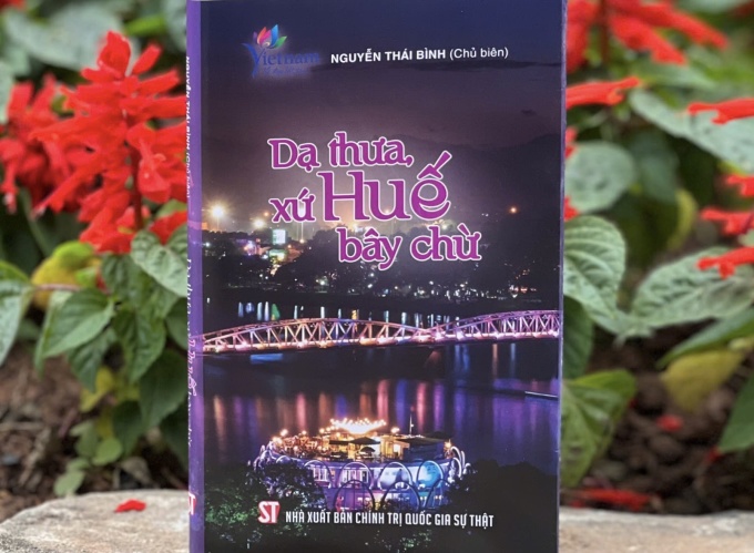 Bìa ấn phẩm ''Dạ thưa xứ Huế bây chừ''. Ngày 30/11/2023, Quốc hội thông qua nghị quyết thành lập TP Huế trực thuộc trung ương từ năm 2025 trên cơ sở toàn bộ diện tích và dân số tỉnh Thừa Thiên Huế hiện nay. Ảnh: Nhà xuất bản cung cấp