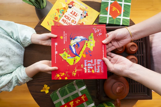 "Én bay khắp miền - Tết về bình yên" được thực hiện với hai phiên bản bìa mềm và bìa cứng