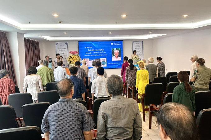 Những người có mặt trong khán phòng cùng thực hiện nghi thức tưởng niệm đến nhà văn Trang Thế Hy