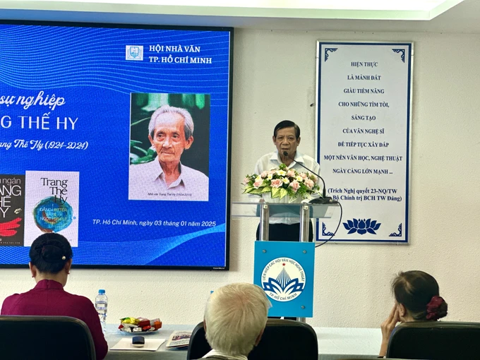 Từ Bến Tre, nhà thơ Kim Ba, Chủ tịch Hội Văn học nghệ thuật Nguyễn Đình Chiểu, đã lên dự và có những chia sẻ về nhà văn Trang Thế Hy