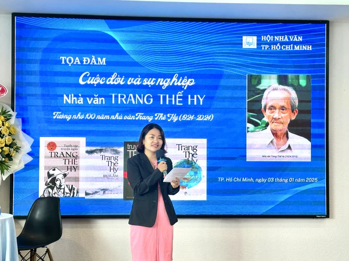 Nhà thơ Ngô Thị Hạnh đọc bài thơ "Tấm vé số và những thiên đường có sẵn" của nhà văn Trang Thế Hy