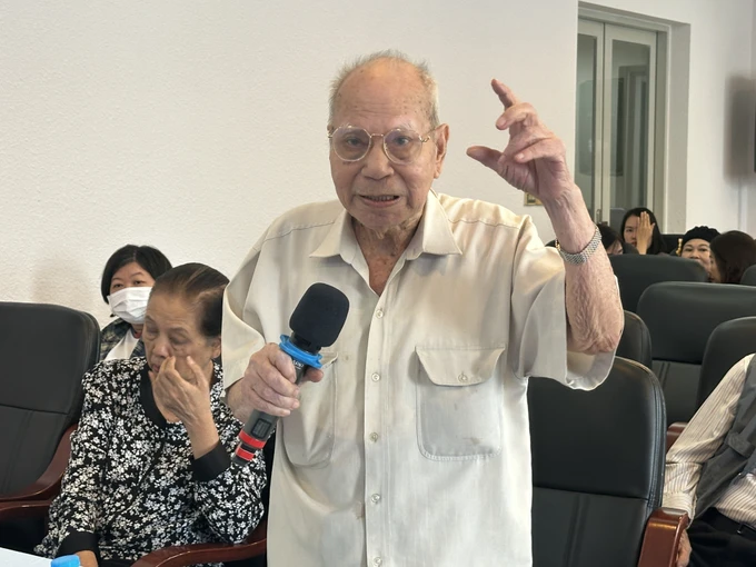 Dù tuổi cao nhưng nhà văn Đoàn Minh Tuấn vẫn đến tham dự và chia sẻ những kỷ niệm về một người bạn đã "đi chỗ khác chơi"
