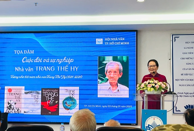 Nhà văn Bích Ngân, Chủ tịch Hội Nhà văn TPHCM, phát biểu