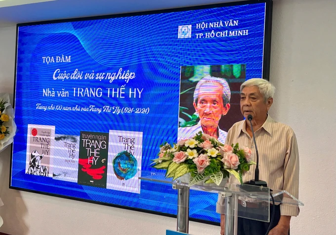 Ông Võ Phạm Lê, con trai nhà văn Trang Thế Hy xúc động chia sẻ tại chương trình
