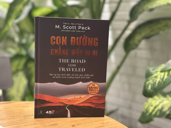 Ngoài phiên bản bìa mềm, trong lần trở lại này, "Con đường chẳng mấy ai đi" còn có thêm phiên bản bìa cứng, được in bằng chất liệu giấy cao cấp