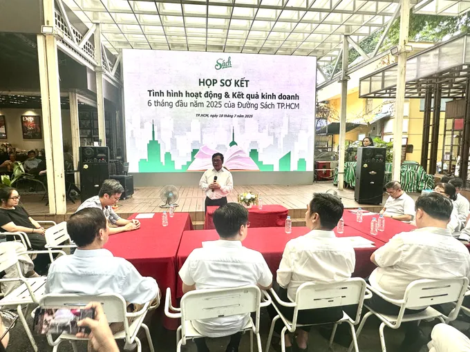 Ông Lê Hoàng, Giám đốc Đường sách TPHCM, báo cáo sơ kết hoạt động 6 tháng đầu năm 2025 của Đường sách TPHCM
