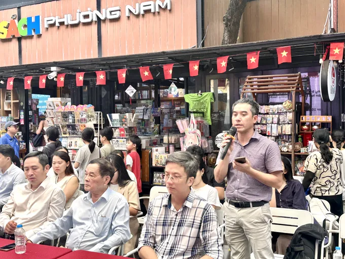Anh Văn Thành Lê, Giám đốc Chi nhánh NXB Kim Đồng tại TPHCM, đại diện cho các đơn vị có gian hàng tại Đường sách TPHCM góp ý