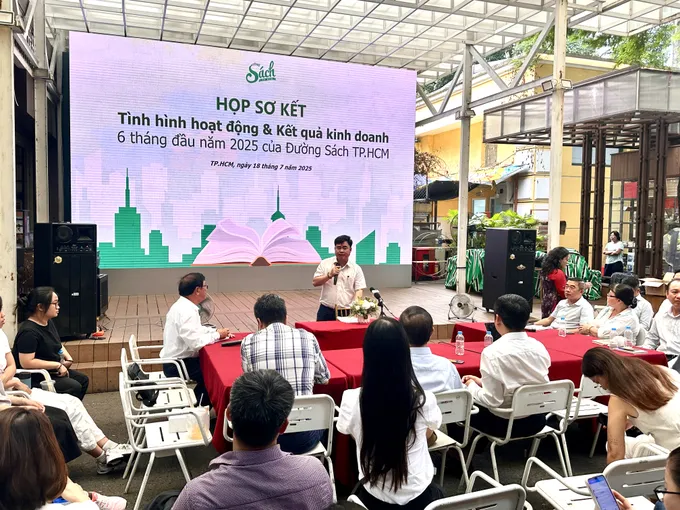 Ông Phạm Minh Tuấn, Chủ tịch Hội Xuất bản Việt Nam, biểu dương những thành tích của Đường sách TPHCM. Theo ông, hành trình 10 năm với những đơn vị xuất bản là một con số ấn tượng