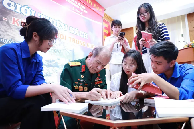 Các độc giả trẻ xin chữ ký cựu chiến binh Đào Chí Thành - nhân vật chính trong cuốn sách "Hồi ức Quảng Trị"