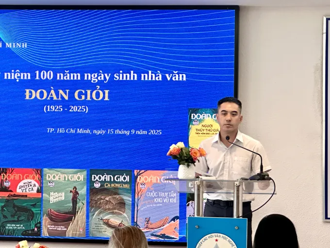 Nhà văn Văn Thành Lê, Giám đốc chi nhánh NXB Kim Đồng tại TPHCM, chia sẻ tại chương trình