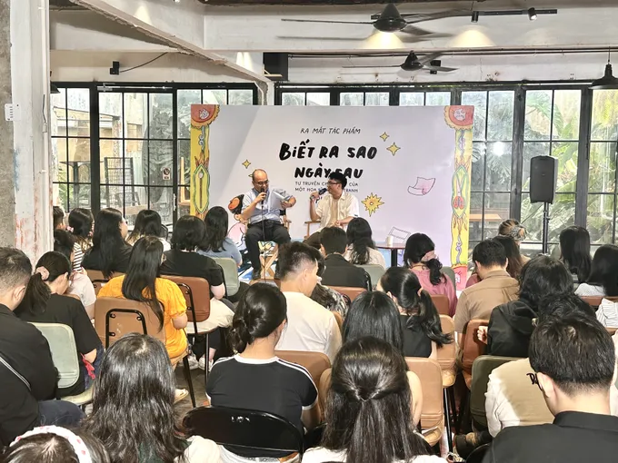 Lê Phan (phải) là một họa sĩ trẻ bền bỉ với nghề và có một chỗ đứng nhất định trong thị trường truyện tranh ở Việt Nam