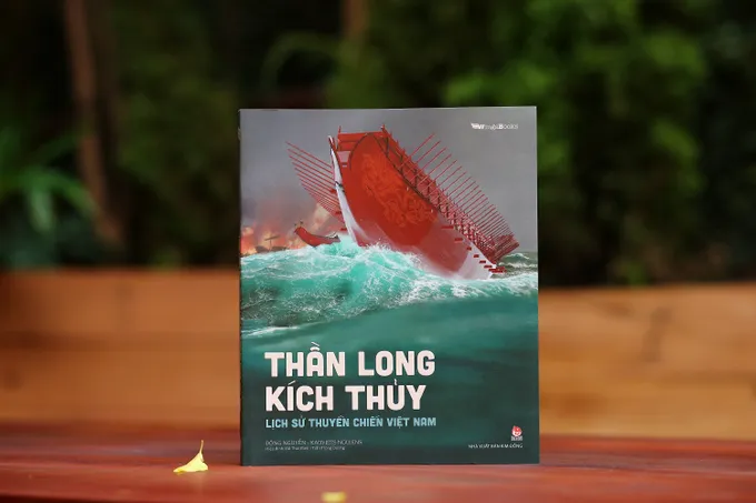 "Thần long kích thủy" tiếp tục là một ấn phẩm đầy công phu đến từ hai tác giả Đông Nguyễn và Kaovjets Ngujens sau "Kì công diệu nghệ" ra mắt vào tháng 5 năm nay