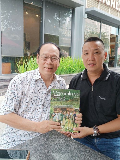 GS.TS Nguyễn Văn Đính với ấn bản số 48 của Tạp chí Vietnam Travel