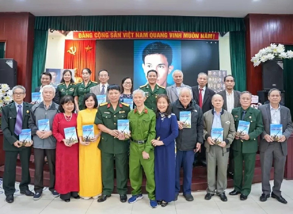 Giới thiệu cuốn nhật ký chiến trường Ghi vội trên mâm pháo của tác giả Nguyễn Thùy – nhà giáo, thương binh sinh năm 1944 tại Bắc Ninh. (Nguồn: BTC)