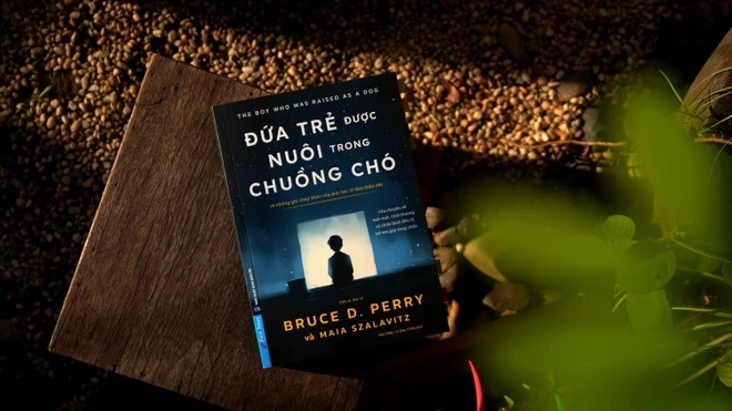 Sách Đứa trẻ được nuôi trong chuồng chó, Tiến sĩ Bruce Perry | Ảnh Đan Thanh