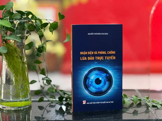 Cuốn "Nhận diện và phòng, chống lừa đảo trực tuyến" do Nhà xuất bản Chính trị quốc gia Sự thật ấn hành
