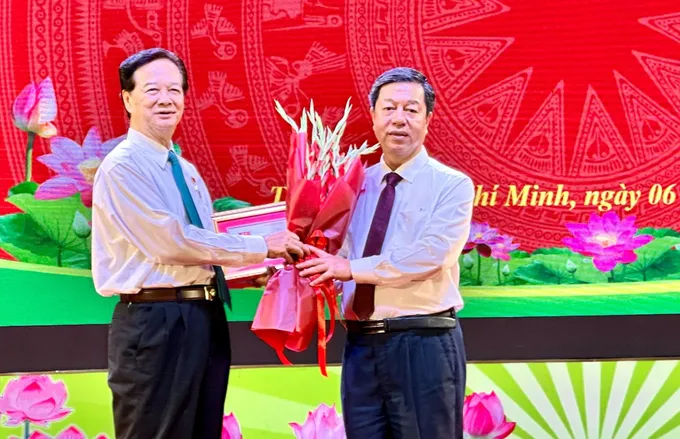 PGS-TS Vũ Trọng Lâm trao tặng Kỷ niệm chương “Vì sự nghiệp xuất bản sách lý luận, chính trị của Đảng và Nhà nước” đến đồng chí Nguyễn Tấn Dũng. Ảnh: QUỲNH YÊN
