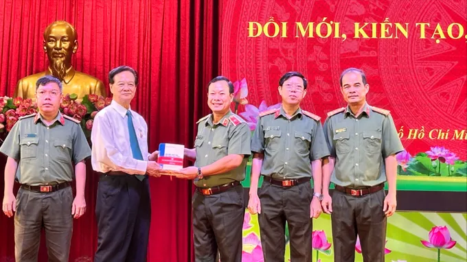 Đồng chí Nguyễn Tấn Dũng tặng sách cho Trường Đại học An ninh nhân dân. Ảnh: QUỲNH YÊN