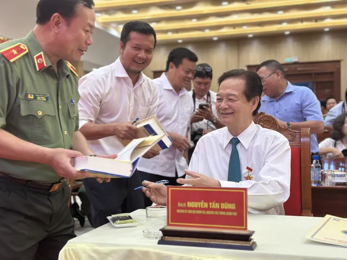 Đồng chí Nguyễn Tấn Dũng ký tặng sách cho các đại biểu. Ảnh: QUỲNH YÊN