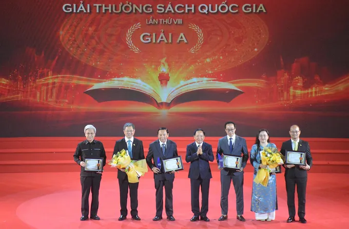 Trưởng Ban Tuyên giáo và Dân vận Trung ương Trịnh Văn Quyết trao giải A, Giải thưởng Sách Quốc gia lần thứ VIII, cho hai nhóm tác giả, dịch giả ẢNH: VIỆT LINH