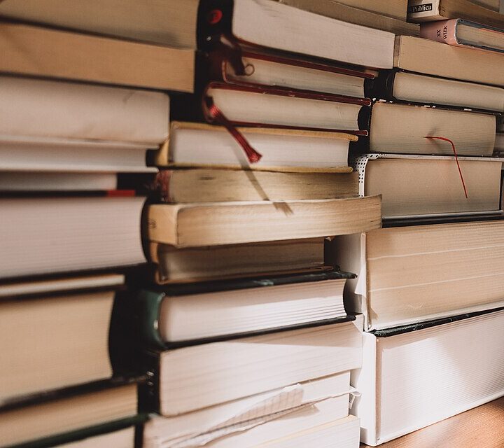 “A pile of books (29767858348).jpg” của freestocks.org