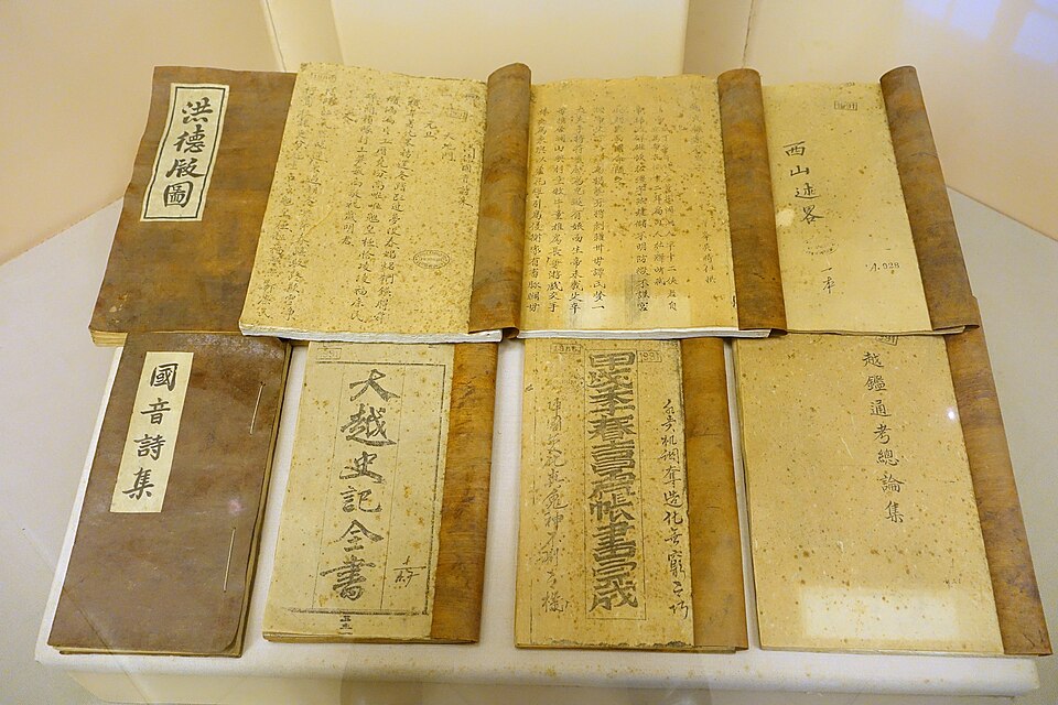 sách Hán Nôm trưng bày tại Bảo tàng Lịch sử Quốc gia Việt Nam, Hà Nội. Ảnh trên Wikimedia Commons do Daderot chụp