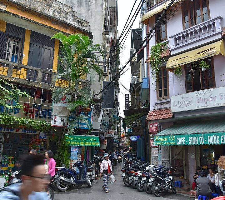 “Old Quarter street scene, Hanoi (9)” của Richard Mortel trên Wikimedia Commons