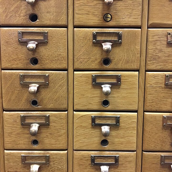 “Wooden Card Catalog Furniture.jpg”, tác giả MarkBuckawicki, Wikimedia Commons